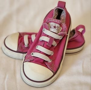 Converse sz 8 Pink Infants/Toddler Low top tennis shoes